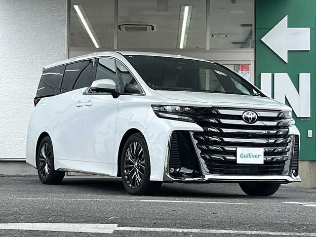 トヨタ ヴェルファイア Z プレミア 愛知県 2023(令5)年 0.9万km プラチナホワイトパールマイカ ワンオーナー/禁煙車/左右独立ムーンルーフ/純正メーカーナビ/【フルセグTV/Bluetooth】/パノラミックビューモニター/デジタルインナーミラー/両側パワースライドドア/レーダークルーズコントロール/衝突被害軽減システム/ブラインドスポットモニター/パーキングサポートブレーキ/リアカメラディテクション安心降車アシスト/クリアランスソナー/レーンキープアシスト/レーンチェンジアシスト/ロードサインアシスト/プロアクティブドライビングアシスト/フロントクロストラフィックアラート/リアクロストラフィックアラート/後方車両接近装置/純正19インチAW/オートライト/LEDヘッドライト/茶レザーシート/パワーシート（メモリ付き）/シートヒーター/エアシート/後部座席オットマン/キャプテンシート/ETC2.0/スペアキー１/保証書/取扱説明書/記録簿R６