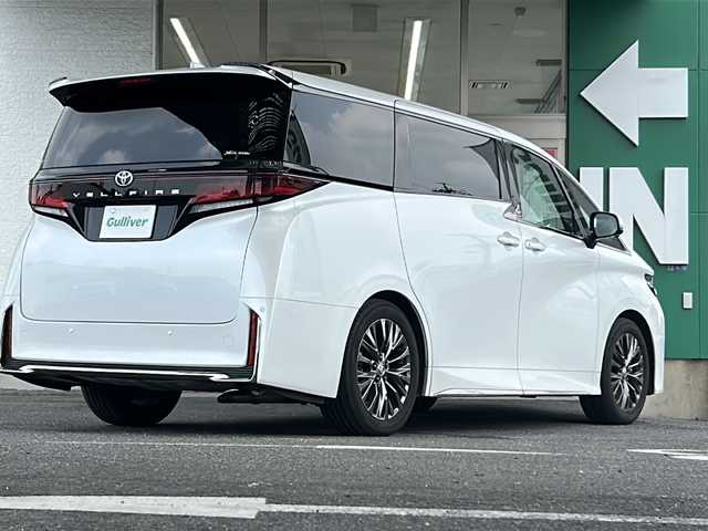 トヨタ ヴェルファイア Z プレミア 愛知県 2023(令5)年 0.9万km プラチナホワイトパールマイカ ワンオーナー/禁煙車/左右独立ムーンルーフ/純正メーカーナビ/【フルセグTV/Bluetooth】/パノラミックビューモニター/デジタルインナーミラー/両側パワースライドドア/レーダークルーズコントロール/衝突被害軽減システム/ブラインドスポットモニター/パーキングサポートブレーキ/リアカメラディテクション安心降車アシスト/クリアランスソナー/レーンキープアシスト/レーンチェンジアシスト/ロードサインアシスト/プロアクティブドライビングアシスト/フロントクロストラフィックアラート/リアクロストラフィックアラート/後方車両接近装置/純正19インチAW/オートライト/LEDヘッドライト/茶レザーシート/パワーシート（メモリ付き）/シートヒーター/エアシート/後部座席オットマン/キャプテンシート/ETC2.0/スペアキー１/保証書/取扱説明書/記録簿R６
