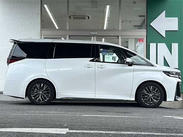 トヨタ ヴェルファイア Z プレミア 愛知県 2023(令5)年 0.9万km プラチナホワイトパールマイカ ワンオーナー/禁煙車/左右独立ムーンルーフ/純正メーカーナビ/【フルセグTV/Bluetooth】/パノラミックビューモニター/デジタルインナーミラー/両側パワースライドドア/レーダークルーズコントロール/衝突被害軽減システム/ブラインドスポットモニター/パーキングサポートブレーキ/リアカメラディテクション安心降車アシスト/クリアランスソナー/レーンキープアシスト/レーンチェンジアシスト/ロードサインアシスト/プロアクティブドライビングアシスト/フロントクロストラフィックアラート/リアクロストラフィックアラート/後方車両接近装置/純正19インチAW/オートライト/LEDヘッドライト/茶レザーシート/パワーシート（メモリ付き）/シートヒーター/エアシート/後部座席オットマン/キャプテンシート/ETC2.0/スペアキー１/保証書/取扱説明書/記録簿R６