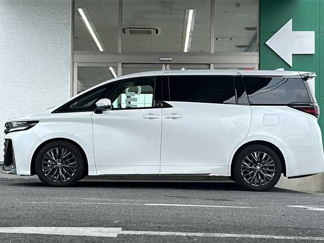 トヨタ ヴェルファイア Z プレミア 愛知県 2023(令5)年 0.9万km プラチナホワイトパールマイカ ワンオーナー/禁煙車/左右独立ムーンルーフ/純正メーカーナビ/【フルセグTV/Bluetooth】/パノラミックビューモニター/デジタルインナーミラー/両側パワースライドドア/レーダークルーズコントロール/衝突被害軽減システム/ブラインドスポットモニター/パーキングサポートブレーキ/リアカメラディテクション安心降車アシスト/クリアランスソナー/レーンキープアシスト/レーンチェンジアシスト/ロードサインアシスト/プロアクティブドライビングアシスト/フロントクロストラフィックアラート/リアクロストラフィックアラート/後方車両接近装置/純正19インチAW/オートライト/LEDヘッドライト/茶レザーシート/パワーシート（メモリ付き）/シートヒーター/エアシート/後部座席オットマン/キャプテンシート/ETC2.0/スペアキー１/保証書/取扱説明書/記録簿R６