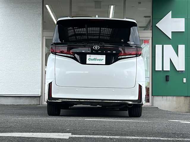 トヨタ ヴェルファイア Z プレミア 愛知県 2023(令5)年 0.9万km プラチナホワイトパールマイカ ワンオーナー/禁煙車/左右独立ムーンルーフ/純正メーカーナビ/【フルセグTV/Bluetooth】/パノラミックビューモニター/デジタルインナーミラー/両側パワースライドドア/レーダークルーズコントロール/衝突被害軽減システム/ブラインドスポットモニター/パーキングサポートブレーキ/リアカメラディテクション安心降車アシスト/クリアランスソナー/レーンキープアシスト/レーンチェンジアシスト/ロードサインアシスト/プロアクティブドライビングアシスト/フロントクロストラフィックアラート/リアクロストラフィックアラート/後方車両接近装置/純正19インチAW/オートライト/LEDヘッドライト/茶レザーシート/パワーシート（メモリ付き）/シートヒーター/エアシート/後部座席オットマン/キャプテンシート/ETC2.0/スペアキー１/保証書/取扱説明書/記録簿R６