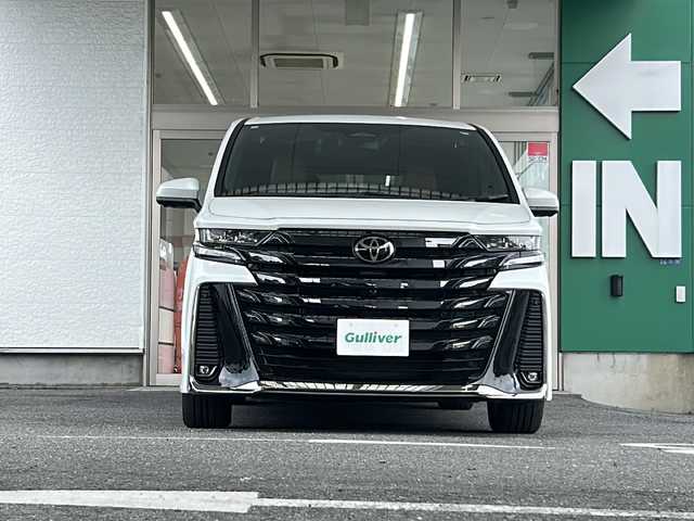 トヨタ ヴェルファイア Z プレミア 愛知県 2023(令5)年 0.9万km プラチナホワイトパールマイカ ワンオーナー/禁煙車/左右独立ムーンルーフ/純正メーカーナビ/【フルセグTV/Bluetooth】/パノラミックビューモニター/デジタルインナーミラー/両側パワースライドドア/レーダークルーズコントロール/衝突被害軽減システム/ブラインドスポットモニター/パーキングサポートブレーキ/リアカメラディテクション安心降車アシスト/クリアランスソナー/レーンキープアシスト/レーンチェンジアシスト/ロードサインアシスト/プロアクティブドライビングアシスト/フロントクロストラフィックアラート/リアクロストラフィックアラート/後方車両接近装置/純正19インチAW/オートライト/LEDヘッドライト/茶レザーシート/パワーシート（メモリ付き）/シートヒーター/エアシート/後部座席オットマン/キャプテンシート/ETC2.0/スペアキー１/保証書/取扱説明書/記録簿R６