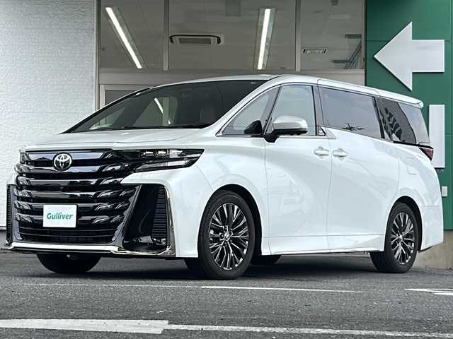 トヨタ ヴェルファイア Z プレミア 愛知県 2023(令5)年 0.9万km プラチナホワイトパールマイカ ワンオーナー/禁煙車/左右独立ムーンルーフ/純正メーカーナビ/【フルセグTV/Bluetooth】/パノラミックビューモニター/デジタルインナーミラー/両側パワースライドドア/レーダークルーズコントロール/衝突被害軽減システム/ブラインドスポットモニター/パーキングサポートブレーキ/リアカメラディテクション安心降車アシスト/クリアランスソナー/レーンキープアシスト/レーンチェンジアシスト/ロードサインアシスト/プロアクティブドライビングアシスト/フロントクロストラフィックアラート/リアクロストラフィックアラート/後方車両接近装置/純正19インチAW/オートライト/LEDヘッドライト/茶レザーシート/パワーシート（メモリ付き）/シートヒーター/エアシート/後部座席オットマン/キャプテンシート/ETC2.0/スペアキー１/保証書/取扱説明書/記録簿R６