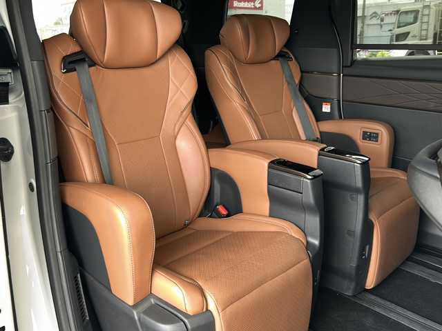 トヨタ ヴェルファイア Z プレミア 愛知県 2023(令5)年 0.9万km プラチナホワイトパールマイカ ワンオーナー/禁煙車/左右独立ムーンルーフ/純正メーカーナビ/【フルセグTV/Bluetooth】/パノラミックビューモニター/デジタルインナーミラー/両側パワースライドドア/レーダークルーズコントロール/衝突被害軽減システム/ブラインドスポットモニター/パーキングサポートブレーキ/リアカメラディテクション安心降車アシスト/クリアランスソナー/レーンキープアシスト/レーンチェンジアシスト/ロードサインアシスト/プロアクティブドライビングアシスト/フロントクロストラフィックアラート/リアクロストラフィックアラート/後方車両接近装置/純正19インチAW/オートライト/LEDヘッドライト/茶レザーシート/パワーシート（メモリ付き）/シートヒーター/エアシート/後部座席オットマン/キャプテンシート/ETC2.0/スペアキー１/保証書/取扱説明書/記録簿R６