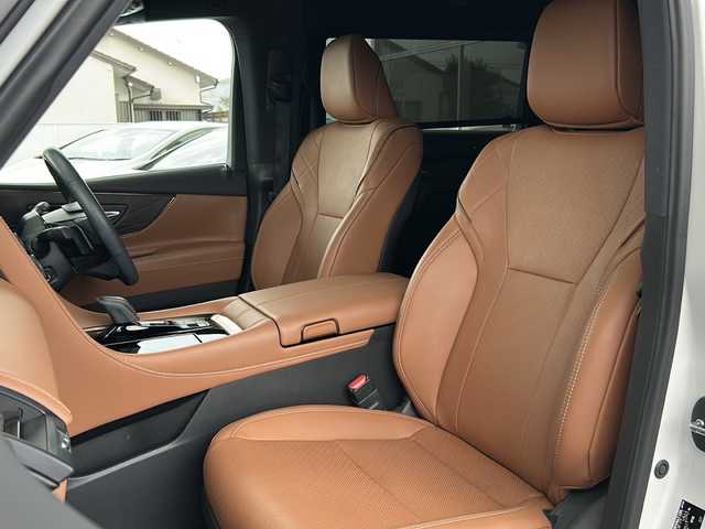 トヨタ ヴェルファイア Z プレミア 愛知県 2023(令5)年 0.9万km プラチナホワイトパールマイカ ワンオーナー/禁煙車/左右独立ムーンルーフ/純正メーカーナビ/【フルセグTV/Bluetooth】/パノラミックビューモニター/デジタルインナーミラー/両側パワースライドドア/レーダークルーズコントロール/衝突被害軽減システム/ブラインドスポットモニター/パーキングサポートブレーキ/リアカメラディテクション安心降車アシスト/クリアランスソナー/レーンキープアシスト/レーンチェンジアシスト/ロードサインアシスト/プロアクティブドライビングアシスト/フロントクロストラフィックアラート/リアクロストラフィックアラート/後方車両接近装置/純正19インチAW/オートライト/LEDヘッドライト/茶レザーシート/パワーシート（メモリ付き）/シートヒーター/エアシート/後部座席オットマン/キャプテンシート/ETC2.0/スペアキー１/保証書/取扱説明書/記録簿R６
