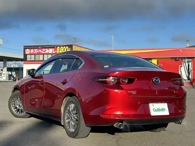 マツダ マツダ３セダン 20S Lパッケージ 道東・釧路十勝 2020(令2)年 5万km ソウルレッドクリスタルM 4WD/i-ACTIVESENSE/【運転支援】/・車間制御/・速度標識警報/・ドライバーモニタリング/【リスク警報】/・前側方接近車両検知/・後側方接近車両検知/・車線逸脱警報システム/・ブラインドスポットモニタリング/【リスク回避支援】/・ディスタンス＆スピード・アラート/・レーンキープアシストシステム/【事故回避支援】/・スマートブレーキサポート(前進/後進)/純正メモリナビ/ (CD/DVD/BT)/車外カメラ/ (バック/全方位)/ビルトインETC/純正前後ドライブレコーダー/パワーシート/ (運転席)/シートヒーター/ (運転席/助手席)/革巻きステアリング/ステアリングスイッチ/ステアリングヒーター/パドルシフト/レーダークルーズコントロール/プッシュスタート/スマートキー/スペアキー/社外18インチAW/オートライト/オートマチックハイビーム/ヘッドアップディスプレイ/ウインカーミラー/電動格納ミラー/純正フロアマット