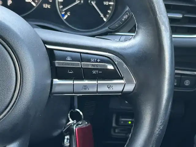 マツダ マツダ３セダン 20S Lパッケージ 道東・釧路十勝 2020(令2)年 5万km ソウルレッドクリスタルM 4WD/i-ACTIVESENSE/【運転支援】/・車間制御/・速度標識警報/・ドライバーモニタリング/【リスク警報】/・前側方接近車両検知/・後側方接近車両検知/・車線逸脱警報システム/・ブラインドスポットモニタリング/【リスク回避支援】/・ディスタンス＆スピード・アラート/・レーンキープアシストシステム/【事故回避支援】/・スマートブレーキサポート(前進/後進)/純正メモリナビ/ (CD/DVD/BT)/車外カメラ/ (バック/全方位)/ビルトインETC/純正前後ドライブレコーダー/パワーシート/ (運転席)/シートヒーター/ (運転席/助手席)/革巻きステアリング/ステアリングスイッチ/ステアリングヒーター/パドルシフト/レーダークルーズコントロール/プッシュスタート/スマートキー/スペアキー/社外18インチAW/オートライト/オートマチックハイビーム/ヘッドアップディスプレイ/ウインカーミラー/電動格納ミラー/純正フロアマット