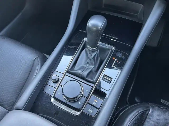 マツダ マツダ３セダン 20S Lパッケージ 道東・釧路十勝 2020(令2)年 5万km ソウルレッドクリスタルM 4WD/i-ACTIVESENSE/【運転支援】/・車間制御/・速度標識警報/・ドライバーモニタリング/【リスク警報】/・前側方接近車両検知/・後側方接近車両検知/・車線逸脱警報システム/・ブラインドスポットモニタリング/【リスク回避支援】/・ディスタンス＆スピード・アラート/・レーンキープアシストシステム/【事故回避支援】/・スマートブレーキサポート(前進/後進)/純正メモリナビ/ (CD/DVD/BT)/車外カメラ/ (バック/全方位)/ビルトインETC/純正前後ドライブレコーダー/パワーシート/ (運転席)/シートヒーター/ (運転席/助手席)/革巻きステアリング/ステアリングスイッチ/ステアリングヒーター/パドルシフト/レーダークルーズコントロール/プッシュスタート/スマートキー/スペアキー/社外18インチAW/オートライト/オートマチックハイビーム/ヘッドアップディスプレイ/ウインカーミラー/電動格納ミラー/純正フロアマット