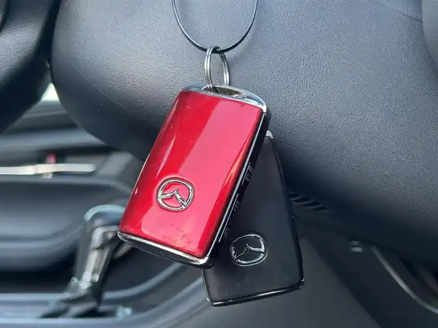 マツダ マツダ３セダン 20S Lパッケージ 道東・釧路十勝 2020(令2)年 5万km ソウルレッドクリスタルM 4WD/i-ACTIVESENSE/【運転支援】/・車間制御/・速度標識警報/・ドライバーモニタリング/【リスク警報】/・前側方接近車両検知/・後側方接近車両検知/・車線逸脱警報システム/・ブラインドスポットモニタリング/【リスク回避支援】/・ディスタンス＆スピード・アラート/・レーンキープアシストシステム/【事故回避支援】/・スマートブレーキサポート(前進/後進)/純正メモリナビ/ (CD/DVD/BT)/車外カメラ/ (バック/全方位)/ビルトインETC/純正前後ドライブレコーダー/パワーシート/ (運転席)/シートヒーター/ (運転席/助手席)/革巻きステアリング/ステアリングスイッチ/ステアリングヒーター/パドルシフト/レーダークルーズコントロール/プッシュスタート/スマートキー/スペアキー/社外18インチAW/オートライト/オートマチックハイビーム/ヘッドアップディスプレイ/ウインカーミラー/電動格納ミラー/純正フロアマット