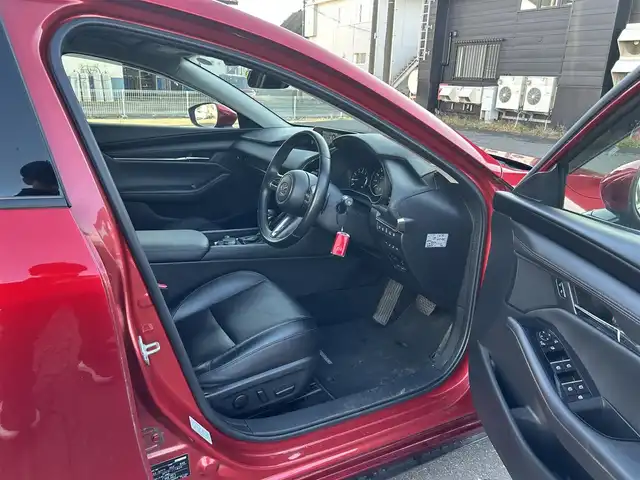 マツダ マツダ３セダン 20S Lパッケージ 道東・釧路十勝 2020(令2)年 5万km ソウルレッドクリスタルM 4WD/i-ACTIVESENSE/【運転支援】/・車間制御/・速度標識警報/・ドライバーモニタリング/【リスク警報】/・前側方接近車両検知/・後側方接近車両検知/・車線逸脱警報システム/・ブラインドスポットモニタリング/【リスク回避支援】/・ディスタンス＆スピード・アラート/・レーンキープアシストシステム/【事故回避支援】/・スマートブレーキサポート(前進/後進)/純正メモリナビ/ (CD/DVD/BT)/車外カメラ/ (バック/全方位)/ビルトインETC/純正前後ドライブレコーダー/パワーシート/ (運転席)/シートヒーター/ (運転席/助手席)/革巻きステアリング/ステアリングスイッチ/ステアリングヒーター/パドルシフト/レーダークルーズコントロール/プッシュスタート/スマートキー/スペアキー/社外18インチAW/オートライト/オートマチックハイビーム/ヘッドアップディスプレイ/ウインカーミラー/電動格納ミラー/純正フロアマット