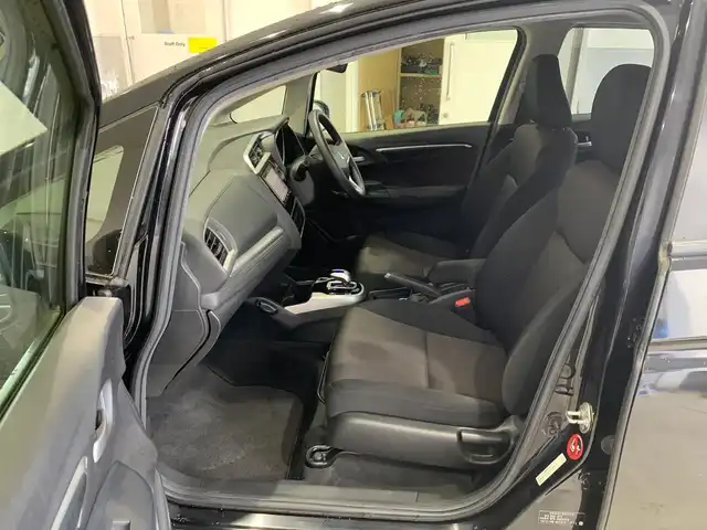 ホンダ フィット ハイブリット Fパッケージ 福井県 2014(平26)年 6.3万km クリスタルブラックパール (株)IDOMが運営する【じしゃロン福井店】の自社ローン専用車両になりますこちらは現金またはオートローンご利用時の価格です。自社ローンご希望の方は別途その旨お申付け下さい/登録時走行距離62738km/ワンオーナー/社外ナビ/地デジTV(AM/FM/CD/USB)/バックカメラ/ビルトインETC/ドライブレコーダー/横滑り抑制機能/車両接近通報装置/ECONモード/アイドリングストップ/純正フロアマット/プッシュスタート/スマートキー(スペアキー×1)/保証書/取説