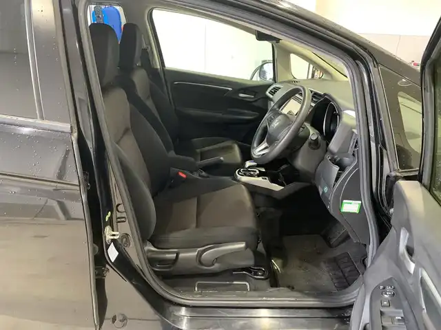 ホンダ フィット ハイブリット Fパッケージ 福井県 2014(平26)年 6.3万km クリスタルブラックパール (株)IDOMが運営する【じしゃロン福井店】の自社ローン専用車両になりますこちらは現金またはオートローンご利用時の価格です。自社ローンご希望の方は別途その旨お申付け下さい/登録時走行距離62738km/ワンオーナー/社外ナビ/地デジTV(AM/FM/CD/USB)/バックカメラ/ビルトインETC/ドライブレコーダー/横滑り抑制機能/車両接近通報装置/ECONモード/アイドリングストップ/純正フロアマット/プッシュスタート/スマートキー(スペアキー×1)/保証書/取説