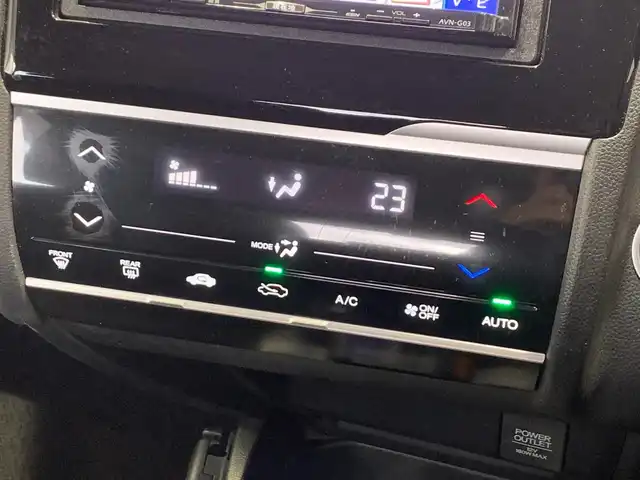 ホンダ フィット ハイブリット Fパッケージ 福井県 2014(平26)年 6.3万km クリスタルブラックパール (株)IDOMが運営する【じしゃロン福井店】の自社ローン専用車両になりますこちらは現金またはオートローンご利用時の価格です。自社ローンご希望の方は別途その旨お申付け下さい/登録時走行距離62738km/ワンオーナー/社外ナビ/地デジTV(AM/FM/CD/USB)/バックカメラ/ビルトインETC/ドライブレコーダー/横滑り抑制機能/車両接近通報装置/ECONモード/アイドリングストップ/純正フロアマット/プッシュスタート/スマートキー(スペアキー×1)/保証書/取説