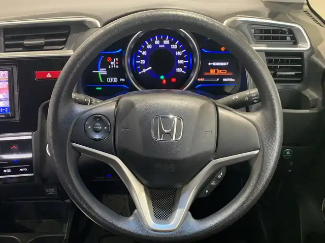 ホンダ フィット ハイブリット Fパッケージ 福井県 2014(平26)年 6.3万km クリスタルブラックパール (株)IDOMが運営する【じしゃロン福井店】の自社ローン専用車両になりますこちらは現金またはオートローンご利用時の価格です。自社ローンご希望の方は別途その旨お申付け下さい/登録時走行距離62738km/ワンオーナー/社外ナビ/地デジTV(AM/FM/CD/USB)/バックカメラ/ビルトインETC/ドライブレコーダー/横滑り抑制機能/車両接近通報装置/ECONモード/アイドリングストップ/純正フロアマット/プッシュスタート/スマートキー(スペアキー×1)/保証書/取説