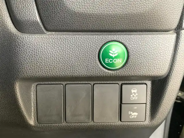 ホンダ フィット ハイブリット Fパッケージ 福井県 2014(平26)年 6.3万km クリスタルブラックパール (株)IDOMが運営する【じしゃロン福井店】の自社ローン専用車両になりますこちらは現金またはオートローンご利用時の価格です。自社ローンご希望の方は別途その旨お申付け下さい/登録時走行距離62738km/ワンオーナー/社外ナビ/地デジTV(AM/FM/CD/USB)/バックカメラ/ビルトインETC/ドライブレコーダー/横滑り抑制機能/車両接近通報装置/ECONモード/アイドリングストップ/純正フロアマット/プッシュスタート/スマートキー(スペアキー×1)/保証書/取説