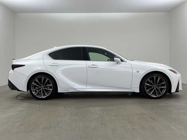 レクサス ＩＳ 300h Fスポーツ 兵庫県 2022(令4)年 4.5万km ホワイトノーヴァガラスフレーク ・サンルーフ/・プリクラッシュセーフティ/・レーダークルーズコントロール/・ブラインドスポットモニター/・パーキングサポートブレーキ/・パーキングサポートアラート/・レーントレーシングアシスト/・レーンディバチャーアラート/・ふらつき警報/・先行車発進告知/・アダプティブハイビームシステム/・ロードサインアシスト/・ナビ＆TV＆BT＆DVD＆BD＆AUX＆Miracast/・バックカメラ/・純正ドライブレコーダー/・ビルトインETC2.0/・パドルシフト/・ステアリングヒーター/・ドアミラーヒーター/・nanoeX/・革巻きステアリング/・レザーシート/・前席パワーシート/・運転席メモリーシート/・前席シートヒーター/・前席シートベンチレーション/・純正19インチアルミホイール/・スマートキー/・プッシュスタート/・スペアキー/・LEDヘッドライト/・フォグ/・オートライト