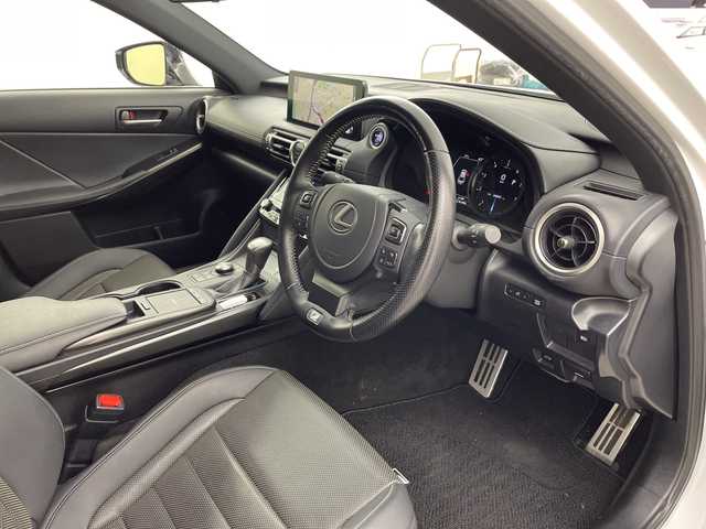 レクサス ＩＳ 300h Fスポーツ 兵庫県 2022(令4)年 4.5万km ホワイトノーヴァガラスフレーク ・サンルーフ/・プリクラッシュセーフティ/・レーダークルーズコントロール/・ブラインドスポットモニター/・パーキングサポートブレーキ/・パーキングサポートアラート/・レーントレーシングアシスト/・レーンディバチャーアラート/・ふらつき警報/・先行車発進告知/・アダプティブハイビームシステム/・ロードサインアシスト/・ナビ＆TV＆BT＆DVD＆BD＆AUX＆Miracast/・バックカメラ/・純正ドライブレコーダー/・ビルトインETC2.0/・パドルシフト/・ステアリングヒーター/・ドアミラーヒーター/・nanoeX/・革巻きステアリング/・レザーシート/・前席パワーシート/・運転席メモリーシート/・前席シートヒーター/・前席シートベンチレーション/・純正19インチアルミホイール/・スマートキー/・プッシュスタート/・スペアキー/・LEDヘッドライト/・フォグ/・オートライト