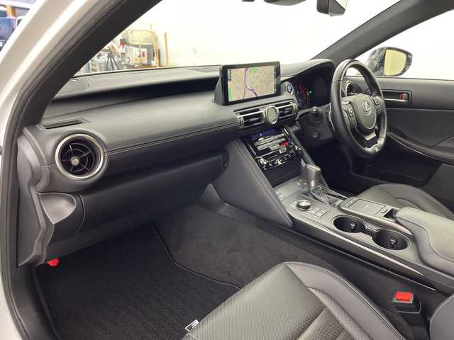 レクサス ＩＳ 300h Fスポーツ 兵庫県 2022(令4)年 4.5万km ホワイトノーヴァガラスフレーク ・サンルーフ/・プリクラッシュセーフティ/・レーダークルーズコントロール/・ブラインドスポットモニター/・パーキングサポートブレーキ/・パーキングサポートアラート/・レーントレーシングアシスト/・レーンディバチャーアラート/・ふらつき警報/・先行車発進告知/・アダプティブハイビームシステム/・ロードサインアシスト/・ナビ＆TV＆BT＆DVD＆BD＆AUX＆Miracast/・バックカメラ/・純正ドライブレコーダー/・ビルトインETC2.0/・パドルシフト/・ステアリングヒーター/・ドアミラーヒーター/・nanoeX/・革巻きステアリング/・レザーシート/・前席パワーシート/・運転席メモリーシート/・前席シートヒーター/・前席シートベンチレーション/・純正19インチアルミホイール/・スマートキー/・プッシュスタート/・スペアキー/・LEDヘッドライト/・フォグ/・オートライト