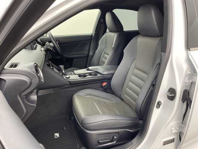 レクサス ＩＳ 300h Fスポーツ 兵庫県 2022(令4)年 4.5万km ホワイトノーヴァガラスフレーク ・サンルーフ/・プリクラッシュセーフティ/・レーダークルーズコントロール/・ブラインドスポットモニター/・パーキングサポートブレーキ/・パーキングサポートアラート/・レーントレーシングアシスト/・レーンディバチャーアラート/・ふらつき警報/・先行車発進告知/・アダプティブハイビームシステム/・ロードサインアシスト/・ナビ＆TV＆BT＆DVD＆BD＆AUX＆Miracast/・バックカメラ/・純正ドライブレコーダー/・ビルトインETC2.0/・パドルシフト/・ステアリングヒーター/・ドアミラーヒーター/・nanoeX/・革巻きステアリング/・レザーシート/・前席パワーシート/・運転席メモリーシート/・前席シートヒーター/・前席シートベンチレーション/・純正19インチアルミホイール/・スマートキー/・プッシュスタート/・スペアキー/・LEDヘッドライト/・フォグ/・オートライト