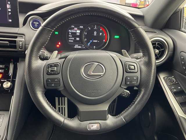 レクサス ＩＳ 300h Fスポーツ 兵庫県 2022(令4)年 4.5万km ホワイトノーヴァガラスフレーク ・サンルーフ/・プリクラッシュセーフティ/・レーダークルーズコントロール/・ブラインドスポットモニター/・パーキングサポートブレーキ/・パーキングサポートアラート/・レーントレーシングアシスト/・レーンディバチャーアラート/・ふらつき警報/・先行車発進告知/・アダプティブハイビームシステム/・ロードサインアシスト/・ナビ＆TV＆BT＆DVD＆BD＆AUX＆Miracast/・バックカメラ/・純正ドライブレコーダー/・ビルトインETC2.0/・パドルシフト/・ステアリングヒーター/・ドアミラーヒーター/・nanoeX/・革巻きステアリング/・レザーシート/・前席パワーシート/・運転席メモリーシート/・前席シートヒーター/・前席シートベンチレーション/・純正19インチアルミホイール/・スマートキー/・プッシュスタート/・スペアキー/・LEDヘッドライト/・フォグ/・オートライト