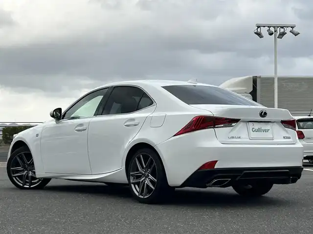 レクサス ＩＳ 200t Fスポーツ 島根県 2016(平28)年 5.1万km ホワイトノーヴァガラスフレーク 登録時走行距離　50807km/純正SDナビ【Bluetooth/CD/DVD】/クルーズコントロール【追従走行あり】/バックカメラ/オートライト/シートヒーター【D席/N席】/衝突被害軽減システム/パワーシート【D席/N席】/スマートキー/レザーシート/純正フロアマット/LEDライト/レーンキープアシスト/横滑り防止装置/盗難防止装置/ドライブレコーダー【前方のみ】/ETC2.0/純正18インチアルミホイール