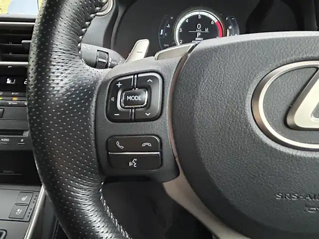 レクサス ＩＳ 200t Fスポーツ 島根県 2016(平28)年 5.1万km ホワイトノーヴァガラスフレーク 登録時走行距離　50807km/純正SDナビ【Bluetooth/CD/DVD】/クルーズコントロール【追従走行あり】/バックカメラ/オートライト/シートヒーター【D席/N席】/衝突被害軽減システム/パワーシート【D席/N席】/スマートキー/レザーシート/純正フロアマット/LEDライト/レーンキープアシスト/横滑り防止装置/盗難防止装置/ドライブレコーダー【前方のみ】/ETC2.0/純正18インチアルミホイール