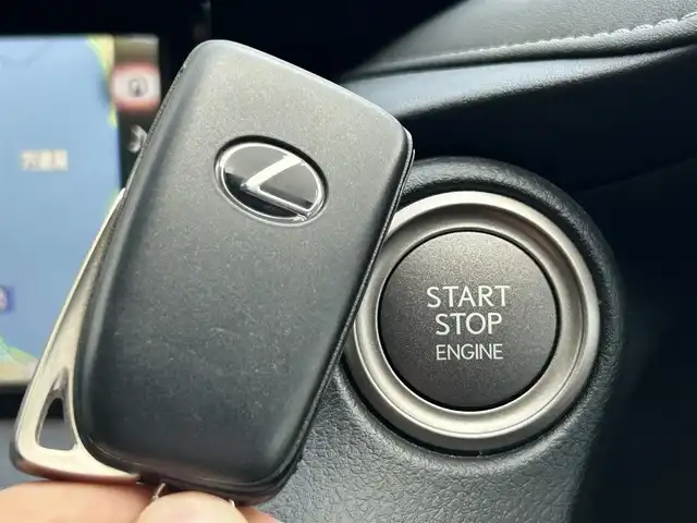 レクサス ＩＳ 200t Fスポーツ 島根県 2016(平28)年 5.1万km ホワイトノーヴァガラスフレーク 登録時走行距離　50807km/純正SDナビ【Bluetooth/CD/DVD】/クルーズコントロール【追従走行あり】/バックカメラ/オートライト/シートヒーター【D席/N席】/衝突被害軽減システム/パワーシート【D席/N席】/スマートキー/レザーシート/純正フロアマット/LEDライト/レーンキープアシスト/横滑り防止装置/盗難防止装置/ドライブレコーダー【前方のみ】/ETC2.0/純正18インチアルミホイール