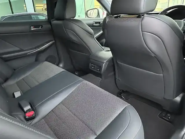 レクサス ＩＳ 200t Fスポーツ 島根県 2016(平28)年 5.1万km ホワイトノーヴァガラスフレーク 登録時走行距離　50807km/純正SDナビ【Bluetooth/CD/DVD】/クルーズコントロール【追従走行あり】/バックカメラ/オートライト/シートヒーター【D席/N席】/衝突被害軽減システム/パワーシート【D席/N席】/スマートキー/レザーシート/純正フロアマット/LEDライト/レーンキープアシスト/横滑り防止装置/盗難防止装置/ドライブレコーダー【前方のみ】/ETC2.0/純正18インチアルミホイール