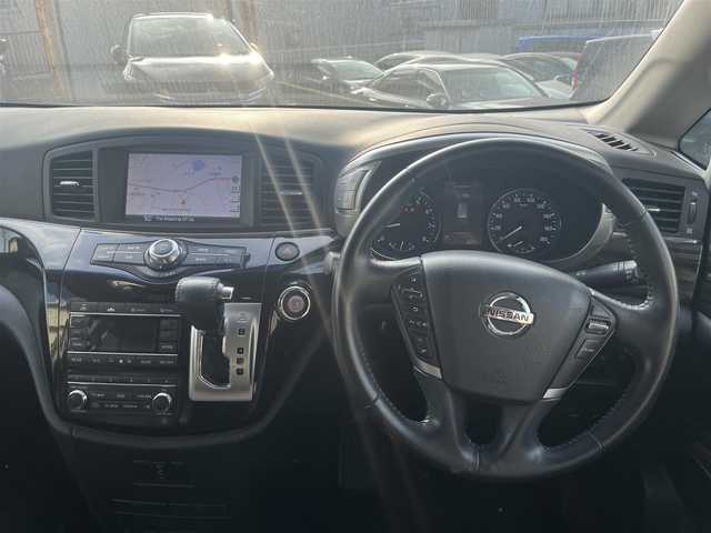 日産 エルグランド 250ハイウェイスター 福岡県 2015(平27)年 12.8万km ファントムブラック (株)IDOMが運営する【じしゃロン八幡西店】の自社ローン専用車両になります。こちらは現金またはオートローンご利用時の価格です。自社ローンご希望の方は別途その旨お申付け下さい/純正ナビ（CD/TV/BT）/アラウンドビューモニター/フリップダウンモニター/両側パワースライドドア/クルーズコントロール/前後ドライブレコーダー/ハーフレザーシート/LEDヘッドライト/ビルトインETC/100V/リアサンシェード/純正18インチアルミホイール/ステアリングスイッチ/インテリジェントキー/プッシュスタート