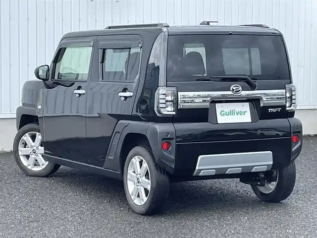 ダイハツ タフト G クロムベンチャー 熊本県 2022(令4)年 3.4万km ブラックマイカメタリック ガラスルーフ/社外8インチメモリナビ/・AM/FM/CD/DVD/SD/BT/・フルセグTV/・バックカメラ/スマートアシスト/・衝突回避支援ブレーキ機能(対歩行車/車両)/・衝突警報機能(対歩行車/車両)/・誤発進抑制制御機能(対歩行車/車両)/・車線逸脱抑制制御機能/・車線逸脱警報機能/・路側逸脱警報/・ふらつき警報/・先行車発信お知らせ機能/・標識認識機能/・オートハイビーム/・レーンキープコントロール/・コーナーセンサー/シートヒーター(D/N)/電子パーキング/・ブレーキホールド/革巻きステアリング/・ステアリングリモコン/LEDヘッドライト/・オートライト/・フォグランプ/ETC/プッシュスタート/・スマートキー/横滑り防止/アイドリングストップ/純正15インチアルミホイール/純正フロアマット/ドアバイザー