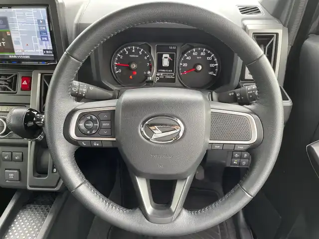ダイハツ タフト G クロムベンチャー 熊本県 2022(令4)年 3.4万km ブラックマイカメタリック ガラスルーフ/社外8インチメモリナビ/・AM/FM/CD/DVD/SD/BT/・フルセグTV/・バックカメラ/スマートアシスト/・衝突回避支援ブレーキ機能(対歩行車/車両)/・衝突警報機能(対歩行車/車両)/・誤発進抑制制御機能(対歩行車/車両)/・車線逸脱抑制制御機能/・車線逸脱警報機能/・路側逸脱警報/・ふらつき警報/・先行車発信お知らせ機能/・標識認識機能/・オートハイビーム/・レーンキープコントロール/・コーナーセンサー/シートヒーター(D/N)/電子パーキング/・ブレーキホールド/革巻きステアリング/・ステアリングリモコン/LEDヘッドライト/・オートライト/・フォグランプ/ETC/プッシュスタート/・スマートキー/横滑り防止/アイドリングストップ/純正15インチアルミホイール/純正フロアマット/ドアバイザー