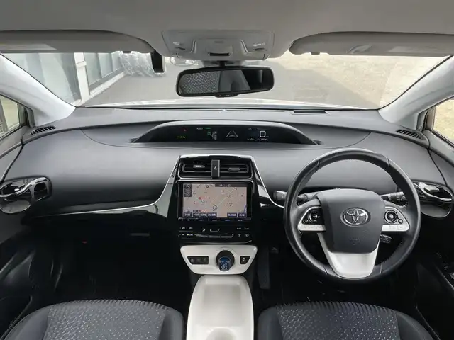 トヨタ プリウス A 道央・札幌 2016(平28)年 5.5万km スティールブロンドM ４WD/寒冷地仕様/純正ディーラーOPナビ/CD/DVD/BT/フルセグ/トヨタセーフティセンス/プリクラッシュセーフティ/横滑り防止装置/レーダークルーズコントロール/レーンキープアシスト/パーキングアシスト/クリアランスソナー/ブラインドスポットモニター/バックカメラ/ビルトインETC/自動防眩ミラー/HUD/EVMODE/DRIVEMODE切替/ワイパーデアイサー/革巻きステアリング/ステアリングリモコン/プッシュスタート/スマートキー/LEDヘッドライト/オートライト/オートハイビーム/フォグランプ/電動格納ミラー/ヒーテッドドアミラー/ウィンカーミラー/純正フロアマット/ドアバイザー/スペアキー
