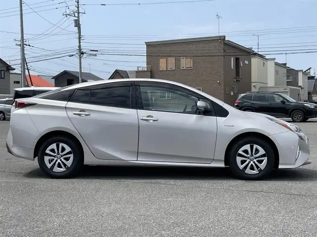 トヨタ プリウス A 道央・札幌 2016(平28)年 5.5万km スティールブロンドM ４WD/寒冷地仕様/純正ディーラーOPナビ/CD/DVD/BT/フルセグ/トヨタセーフティセンス/プリクラッシュセーフティ/横滑り防止装置/レーダークルーズコントロール/レーンキープアシスト/パーキングアシスト/クリアランスソナー/ブラインドスポットモニター/バックカメラ/ビルトインETC/自動防眩ミラー/HUD/EVMODE/DRIVEMODE切替/ワイパーデアイサー/革巻きステアリング/ステアリングリモコン/プッシュスタート/スマートキー/LEDヘッドライト/オートライト/オートハイビーム/フォグランプ/電動格納ミラー/ヒーテッドドアミラー/ウィンカーミラー/純正フロアマット/ドアバイザー/スペアキー