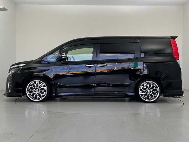 トヨタ ヴォクシー ZS 煌Ⅱ 愛知県 2020(令2)年 2.3万km ブラック アルパインBIGX11インチナビ/・フルセグ/・CD/DVD/・Bluetooth/・AUX/アルパイン12.8インチフリップダウンモニター/バックカメラ/デジタルインナーミラー/ETC/社外ドライブレコーダー/両側パワースライドドア/プリクラッシュセーフティ/パーキングサポートブレーキ/レーンディパーチャーアラート/クルーズコントロール/横滑り防止/オートマチックハイビーム/フォグランプ/アドミレーションエアロ＆マフラー/純正ドアミラー＋社外シーケンシャルウィンカーレンズ/社外テールランプシーケンシャルウインカー/プッシュスタート