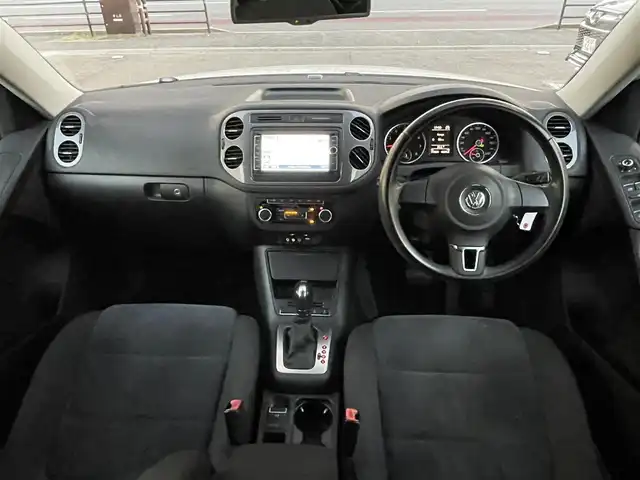フォルクスワーゲン ティグアン TSI Bモーションテクノロジー 福岡県 2013(平25)年 7.8万km キャンディホワイト 純正ナビ/（AM/FM/CD/DVD/SD/USB/Bluetooth）/アイドリングストップ/横滑り防止/クルーズコントロール/オートホールド/ビルドインETC/純正アルミホイール/社外フロアマット/オートライト/フォグランプ/電格ミラー/保証書/取扱説明書/スペアキー×１
