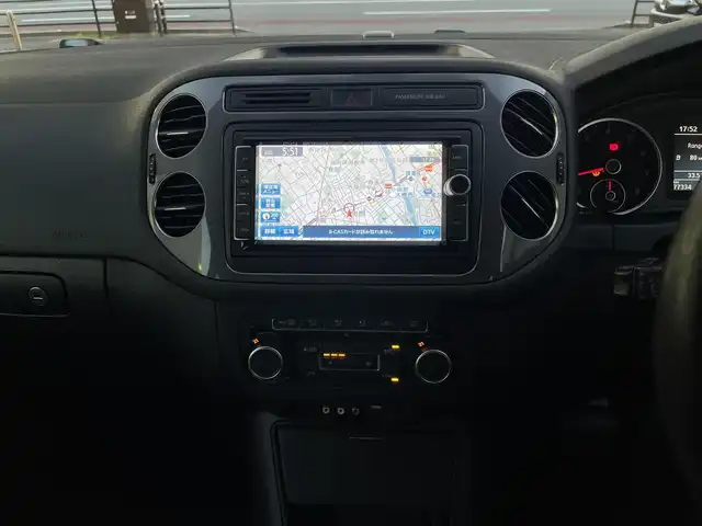 フォルクスワーゲン ティグアン TSI Bモーションテクノロジー 福岡県 2013(平25)年 7.8万km キャンディホワイト 純正ナビ/（AM/FM/CD/DVD/SD/USB/Bluetooth）/アイドリングストップ/横滑り防止/クルーズコントロール/オートホールド/ビルドインETC/純正アルミホイール/社外フロアマット/オートライト/フォグランプ/電格ミラー/保証書/取扱説明書/スペアキー×１