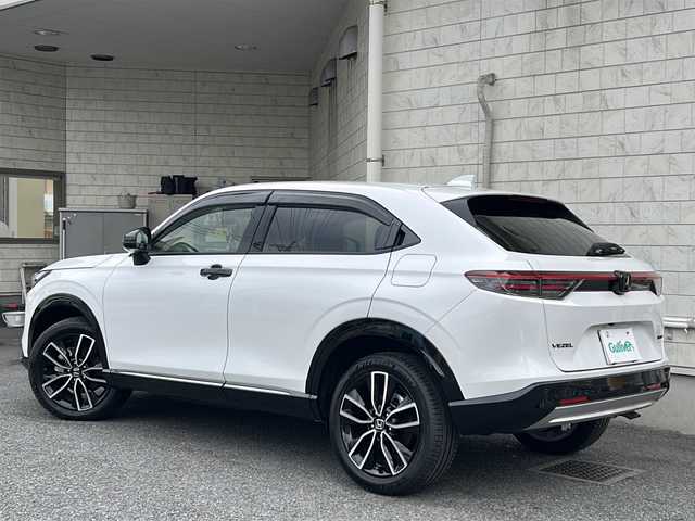 ホンダ ヴェゼル ハイブリッド e:HEV Z 神奈川県 2025(令7)年 0.4万km プラチナホワイトパール ワンオーナー/純正ナビ【フルセグTV/BT/AppleCarPlay/CSB】/全方位カメラ/ワイヤレス充電/レーダークルーズコントロール/前後コーナーセンサー/衝突軽減ブレーキ/先行車発信お知らせ/車線逸脱警報/レーンキープアシスト/ブラインドスポットモニター/ロードサインアシスト/電動リアゲート/電動パーキングブレーキ/オートブレーキホールド/ダウンヒルアシストコントロール/前後ドライブレコーダー/ビルトインETC2.0/ステアリングヒーター/前席シートヒーター/フロントガラスデアイサー/LEDオートライト/ハーフレザーシート/横滑り防止装置/盗難防止装置/スペアキー×１/ISOFIX/新車時保証書/取扱説明書