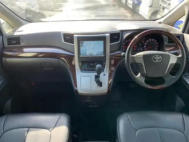 トヨタ アルファード 240S 福井県 2013(平25)年 13.6万km ブラック (株)IDOMが運営する【じしゃロン福井店】の自社ローン対象車両になります。こちらは現金ご利用時の価格です。/自社ローンご希望の方は別途その旨お申付け下さい。/純正ナビ（CD・DVD・BT接続可）/フルセグテレビ/バックカメラ/ビルトインETC/フリップダウンモニター/両側パワースライドドア/コーナーセンサー/HID