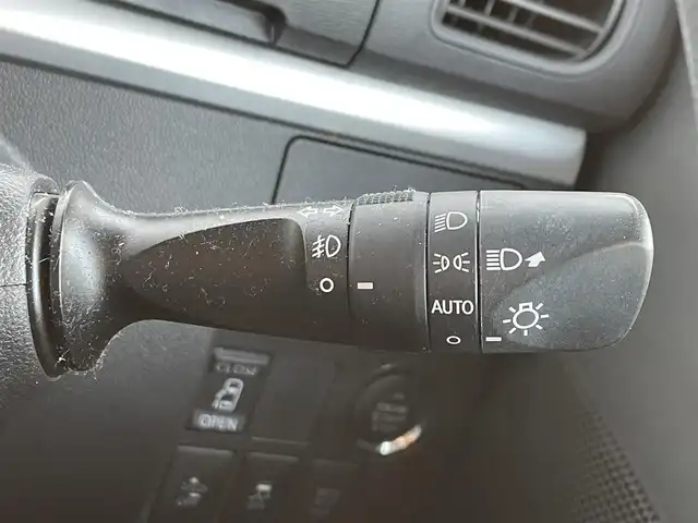 ダイハツ タント カスタム X トップED SAⅡ 滋賀県 2015(平27)年 14.7万km パールホワイトⅢ 社外メモリナビ/・AM/FM/・CD/DVD/・SD/USB/・Bluetooth/・フルセグTV/バックカメラ/ステアリングスイッチ/ETC/片側パワースライドドア/衝突軽減ブレーキ/車線逸脱警報/リアロールサンシェード/オートマチックヘッドライト/フォグランプ/シートリフター/ドアバイザー/フロアマット/スマートキー