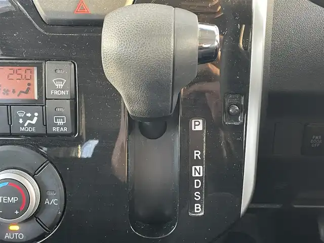 ダイハツ タント カスタム X トップED SAⅡ 滋賀県 2015(平27)年 14.7万km パールホワイトⅢ 社外メモリナビ/・AM/FM/・CD/DVD/・SD/USB/・Bluetooth/・フルセグTV/バックカメラ/ステアリングスイッチ/ETC/片側パワースライドドア/衝突軽減ブレーキ/車線逸脱警報/リアロールサンシェード/オートマチックヘッドライト/フォグランプ/シートリフター/ドアバイザー/フロアマット/スマートキー