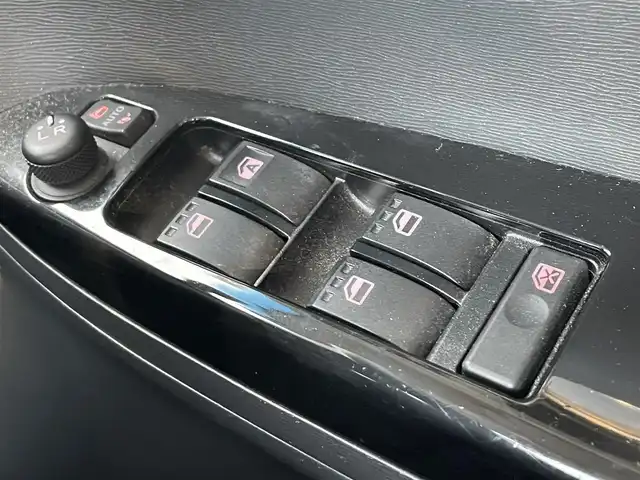 ダイハツ タント カスタム X トップED SAⅡ 滋賀県 2015(平27)年 14.7万km パールホワイトⅢ 社外メモリナビ/・AM/FM/・CD/DVD/・SD/USB/・Bluetooth/・フルセグTV/バックカメラ/ステアリングスイッチ/ETC/片側パワースライドドア/衝突軽減ブレーキ/車線逸脱警報/リアロールサンシェード/オートマチックヘッドライト/フォグランプ/シートリフター/ドアバイザー/フロアマット/スマートキー