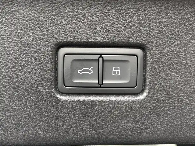 アウディ Ｑ５ SB 40TDIクワトロ Sライン 三重県 2022(令4)年 1.6万km デイトナグレーパールエフェクト 純正エアサスペンション/BangOlufsen3Dアドバンスサウンドシステム/ブラックスタイリングパッケージ/Sラインプラスパッケージ/アコースティックガラス（フロントサイド）/合皮貼内装（センターコンソール/ドアアームレスト/シートヒーター（後席）/シートヒーター(前席/後席左右)/パワーシート（前席）/シートメモリー機能（運転席）/純正オプション20インチ5本マルチスポークブラック塗装アルミホイール/MMIナビゲーション（Bluetooth/AM/FM/USB）/ETC2.0/全方位カメラ/ドライブレコーダー（前後）/速度警告/接近警告/トラフィックジャムアシスト/Audiアクティブレーンアシスト/Audiプレセンス/サイドアシスト/パークアシスト/アダプティブクルーズコントロール/ステアリングスイッチ/マトリクスLEDヘッドランプ/ダイナミックターンインジケーター/ヘッドランプウォッシャー/「S　line」エンブレム（フロントフェンダー）/「S」エンブレム入シルバー加飾付ディンプル革巻きステアリングホイール/「S」ロゴ入革/ダイナミカ（スエード調）コンビシート/スポーツシート（前席）/スペアキー