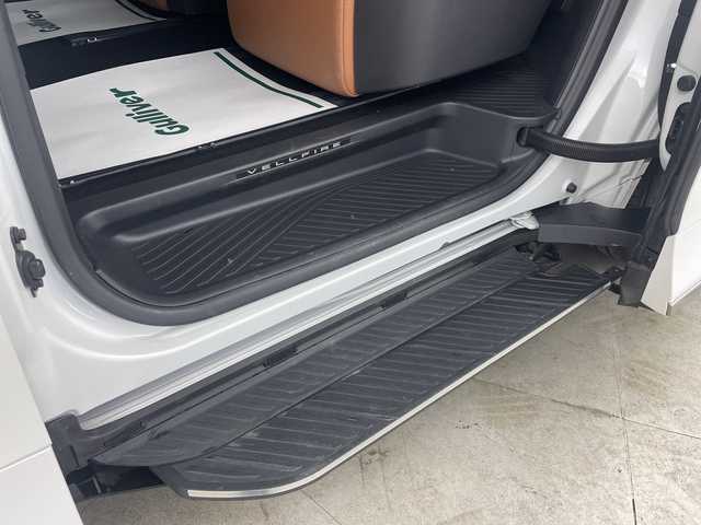 トヨタ ヴェルファイア ハイブリット Z プレミア 埼玉県 2023(令5)年 1.1万km プラチナホワイトパールマイカ サンルーフ/純正１４型ディスプレイオーディオ/ユニバーサルステップ/ベージュレザーシート/ワイヤレス充電/フルセグTV/360°カメラ/ブラインドスポットモニター/ヘッドアップディスプレイ/ＬＥＤヘッドライト/ビルトインＥＴＣ２．０/両側パワースライドドア/トヨタセーフティセンス/デジタルインナーミラー/シートヒーター・エアシート(D・N・2nd)/3列シート・オットマン・フルフラットシート/ウォークスルー/パワーシート/パワーバックドア/Bluetooth・HDMI/純正19インチアルミホイール/100V電源・1500W電源/MTモード付AT/Wエアコン/ステアリングヒーター/衝突被害軽減/スマートキー・プッシュスタート/パーキングアシスト/アイドリングストップ