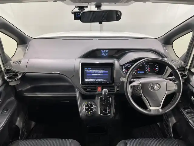 トヨタ ヴォクシー ZS 愛知県 2014(平26)年 5.4万km ホワイトパールクリスタルシャイン 純正９インチナビ/両側パワースライドドア/ドライブレコーダー/ビルトインＥＴＣ/バックカメラ/Ｂｌｕｅｔｏｏｔｈ/ＣＤ／ＤＶＤ/フルセグＴＶ/アイドリングストップ/純正１６インチアルミホイール/純正フロアマット/オートライト