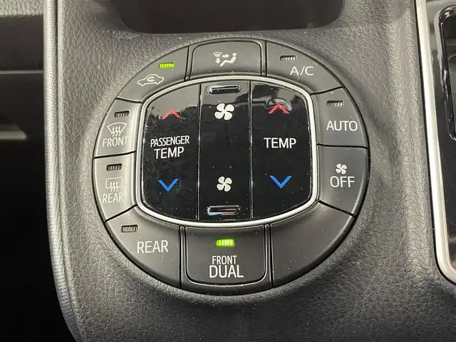 トヨタ ヴォクシー ZS 愛知県 2014(平26)年 5.4万km ホワイトパールクリスタルシャイン 純正９インチナビ/両側パワースライドドア/ドライブレコーダー/ビルトインＥＴＣ/バックカメラ/Ｂｌｕｅｔｏｏｔｈ/ＣＤ／ＤＶＤ/フルセグＴＶ/アイドリングストップ/純正１６インチアルミホイール/純正フロアマット/オートライト