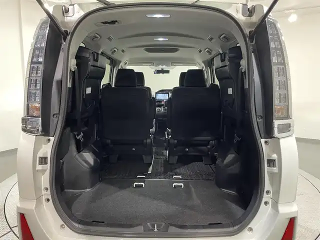 トヨタ ヴォクシー ZS 愛知県 2014(平26)年 5.4万km ホワイトパールクリスタルシャイン 純正９インチナビ/両側パワースライドドア/ドライブレコーダー/ビルトインＥＴＣ/バックカメラ/Ｂｌｕｅｔｏｏｔｈ/ＣＤ／ＤＶＤ/フルセグＴＶ/アイドリングストップ/純正１６インチアルミホイール/純正フロアマット/オートライト