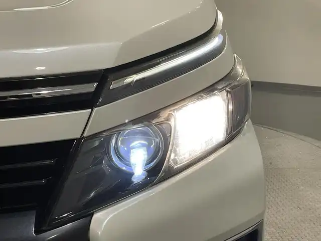 トヨタ ヴォクシー ZS 愛知県 2014(平26)年 5.4万km ホワイトパールクリスタルシャイン 純正９インチナビ/両側パワースライドドア/ドライブレコーダー/ビルトインＥＴＣ/バックカメラ/Ｂｌｕｅｔｏｏｔｈ/ＣＤ／ＤＶＤ/フルセグＴＶ/アイドリングストップ/純正１６インチアルミホイール/純正フロアマット/オートライト