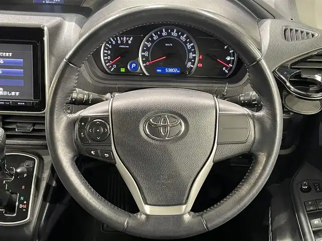 トヨタ ヴォクシー ZS 愛知県 2014(平26)年 5.4万km ホワイトパールクリスタルシャイン 純正９インチナビ/両側パワースライドドア/ドライブレコーダー/ビルトインＥＴＣ/バックカメラ/Ｂｌｕｅｔｏｏｔｈ/ＣＤ／ＤＶＤ/フルセグＴＶ/アイドリングストップ/純正１６インチアルミホイール/純正フロアマット/オートライト