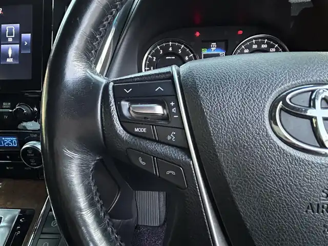 トヨタ ヴェルファイア エグゼクティブ ラウンジ 三重県 2016(平28)年 11.1万km ブラック 登録時110968km/・１０．５型Ｔ－Ｃｏｎｎｅｃｔナビ/・ＦＭ／ＡＭ／Ｂｌｕｅｔｏｏｔｈ／フルセグＴＶ/・アラウンドビューモニター/・ビルトインＥＴＣ/・Ｄ＋Ｎ席シートヒーター/・ドライブレコーダー/・両側パワースライドドア/・禁煙車/・プリクラッシュ/・メモリーシート/・チップアップシート/・レーダークルーズコントロール・/・ハンドルヒーター/・パワーバックドア/・フリップダウンモニター/・サンルーフ