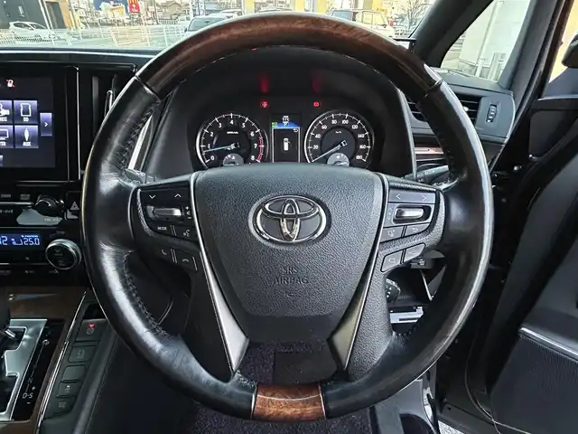 トヨタ ヴェルファイア エグゼクティブ ラウンジ 三重県 2016(平28)年 11.1万km ブラック 登録時110968km/・１０．５型Ｔ－Ｃｏｎｎｅｃｔナビ/・ＦＭ／ＡＭ／Ｂｌｕｅｔｏｏｔｈ／フルセグＴＶ/・アラウンドビューモニター/・ビルトインＥＴＣ/・Ｄ＋Ｎ席シートヒーター/・ドライブレコーダー/・両側パワースライドドア/・禁煙車/・プリクラッシュ/・メモリーシート/・チップアップシート/・レーダークルーズコントロール・/・ハンドルヒーター/・パワーバックドア/・フリップダウンモニター/・サンルーフ